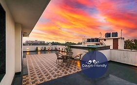 Fabhotel La Paz Stay B&B